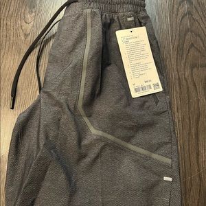 Lululemon License to Train Elite Shorts (Heathered Grey) Size Medium